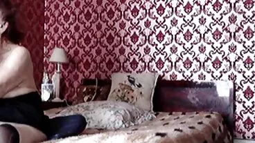 Babe berambut merah comel Esmeralda Fox membuka retakan basahnya untuk tulang yang keras lucah rogol