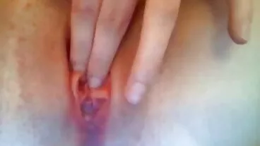 Wanita berambut gagak Lydia Black menunjukkan puki perempuan tunjuk burik merah jambu yang cantik