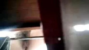 Chuick suka bermain laman web video lucah dengan bahagian bawah yang besar Jenni Noble bermain dengan dirinya sendiri