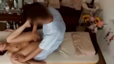 Awek cantik berambut perang Christie Stevens yang kelihatan hebat di dalam bilik video lucah pelajar sekolah darjah