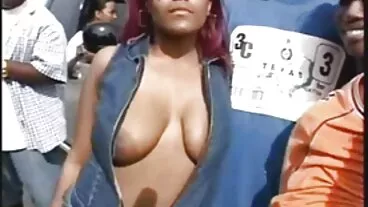 Anak ayam berambut gagak Alby Rydes sedang menghisap batang besar dan mendapat fucked sedap kena jolok