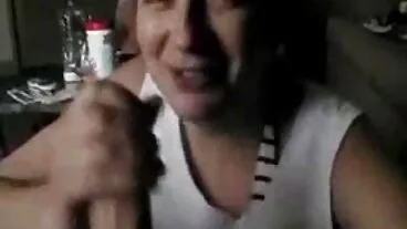 Babe si rambut coklat yang lucah jilbab ghairah Angeline Red sedang menghisap zakar yang besar