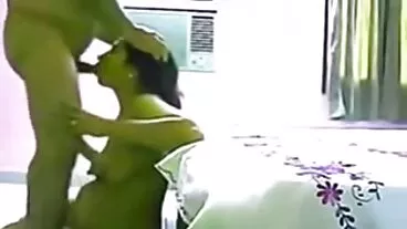 Manis payudara besar MILF massage lucah Sofie Marie menggembirakan anak tirinya yang cantik