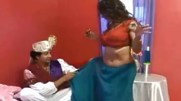 Si rambut coklat sensual Asia Maya Woulfe mendapat kacau dalam pose bigo lucah gaya doggy